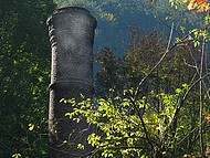 ruines de Fourvoirie, cheminée de la distillerie