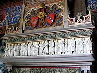 la cheminée au bas relief sculpté