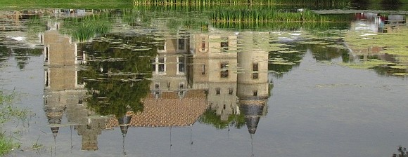 un étang dans lequel se mire le château