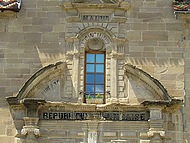 St Antoine l'Abbaye, fronton