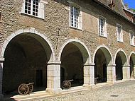 Chteau de Virieu, les arcades aux canons