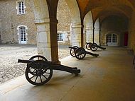 Chteau de Virieu, les arcades aux canons