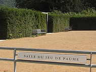 Ds le parvis la salle du Jeu de Paume