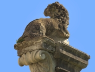 Moirans, Parc de la Grille. lion aux armoiries d'Antoine Paris 